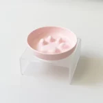 Accessoire de qualité pour chat : gamelle anti-glouton surélevée